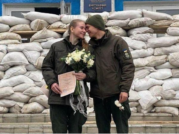 रूस-यूक्रेन जंग के बीच कपल ने रचाई शादी, फिर देश के लिए सौंप दिया जीवन