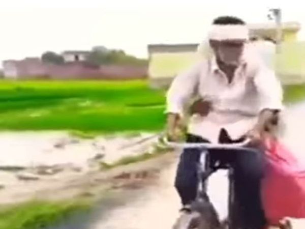 Funny Viral Video uncle traveling with aunty on cycle watch funny video