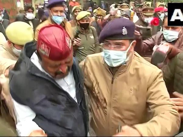 सपा ऑफ‍िस के बाहर हाई वोल्‍टेज ड्रामा, टिकट न मिलने पर कार्यकर्ता ने की आत्‍मदाह की कोशिश