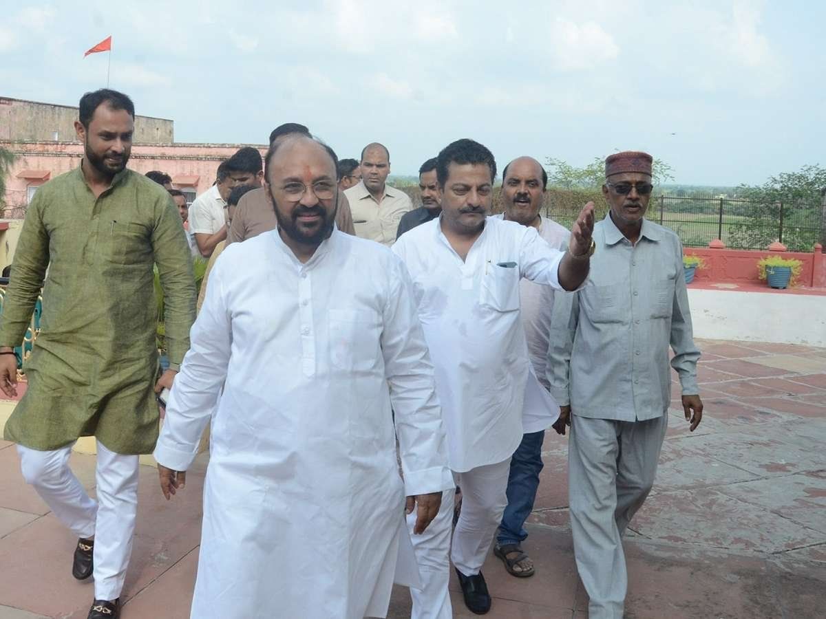 UP: उद्घाटन करने पहुंचे थे उच्च शिक्षा मंत्री, आगरा कॉलेज का नहीं खुला गेट, लौटे बैरंग