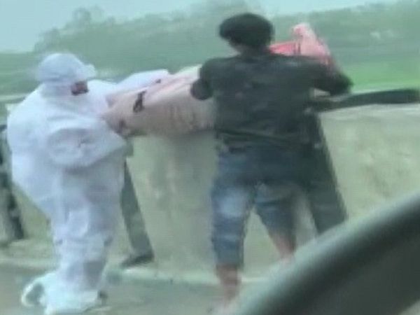 कोविड से निधन के बाद रिश्‍तेदारों ने नदी में बहाया शव! सामने आया वीडियो, केस दर्ज