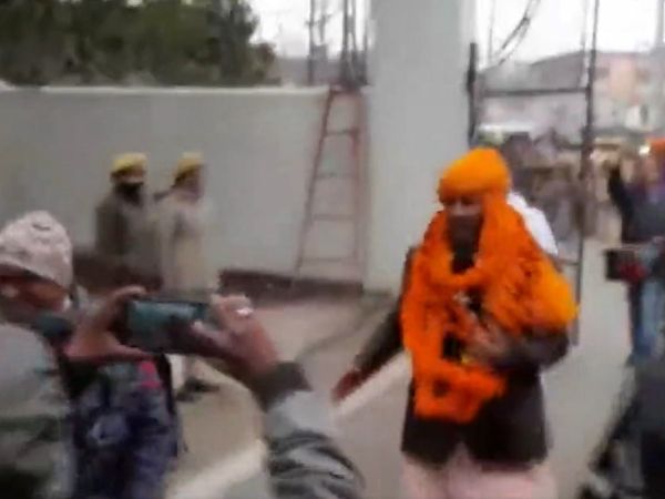 कहीं छूट न जाए नामांकन! देखिये नेताजी ने कैसे लगाई दौड़