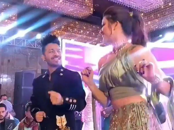 Urvashi Rautela Dances with Tony Kakkar