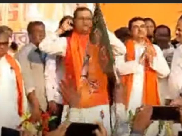  TMC leader does ‘uthak-baithak’ on stage as he joins BJP