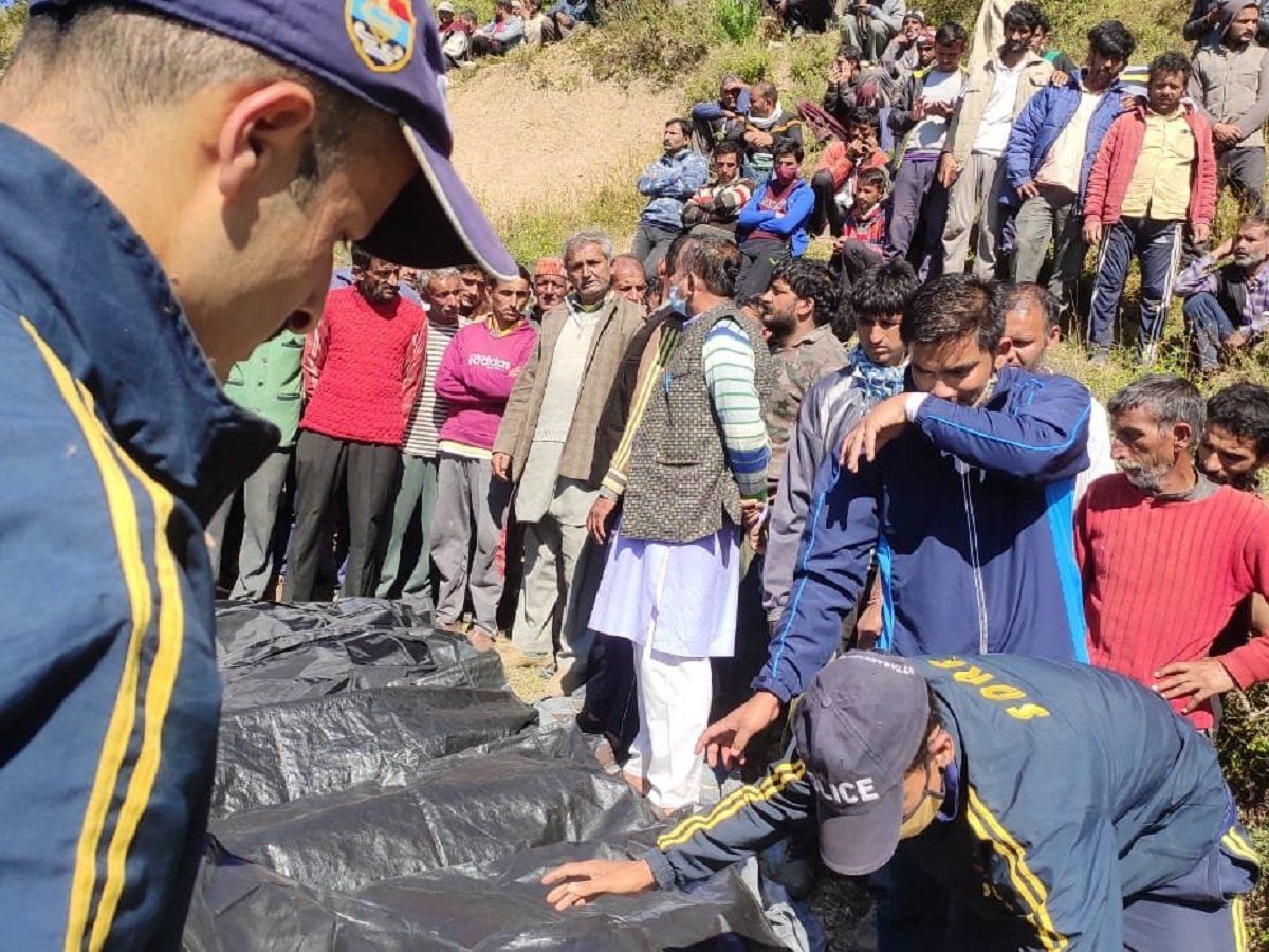 Uttarakhand: देहरादून की चकराता तहसील में बड़ा सड़क हादसा, 13 की मौत, 2 को बचाया