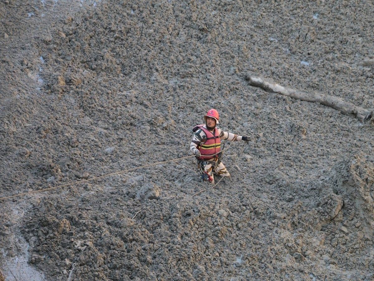 Uttarakhand: तस्वीरों में देखिए तबाही का मंजर, रात को भी जारी रहा रेस्क्यू ऑपरेशन, देवदूत बनकर आए जवान