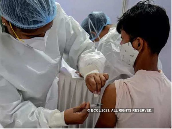 'किशोरों के वैक्‍सीनेशन का प्रधानमंत्री का फैसला अवैज्ञानिक', AIIMS के  महामारी रोग विशेषज्ञ ने क्‍यों कहा ऐसा