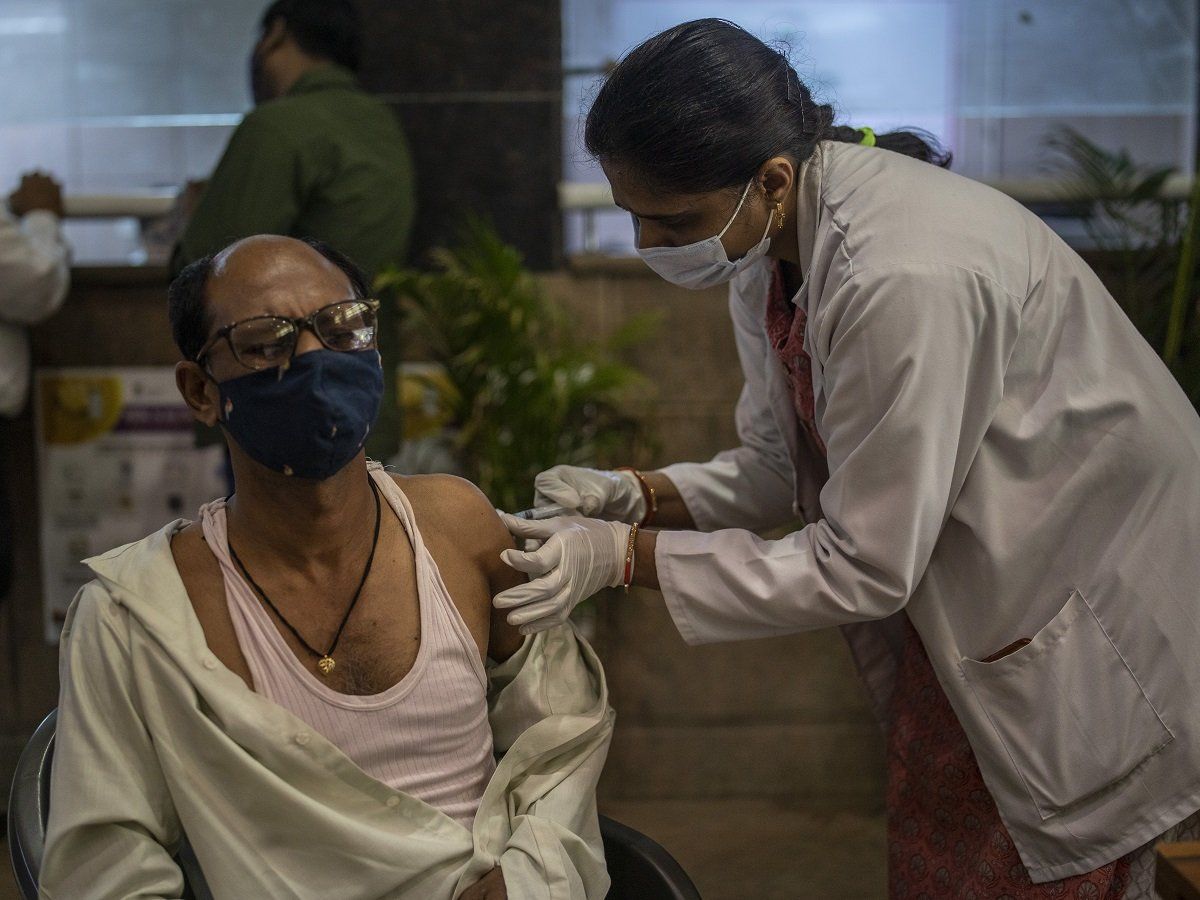 वैक्सीन लगने के बाद कितना है कोरोना होने का खतरा, टीका लगने के बाद देश में इतने लोग हुए संक्रमित