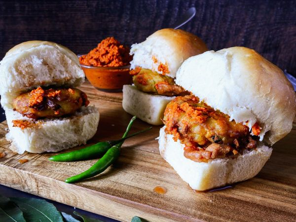 vada pav recipe, vada pav recipe in hindi, vada pav recipe video, vada pav recipe mumbai style, वड़ा पाव बनाने की व‍िध‍ि, वड़ा पाव कैसे बनाते हैं, वड़ा पाव की रेस‍िपी, वड़ा पाव बनाने की सामग्री, वड़ा पाव बनाने का तरीका