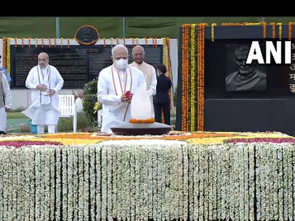 President Murmu PM Modi pays tribute to former PM Atal Bihari Vajpayee on his death anniversary at Sadaiv Atal