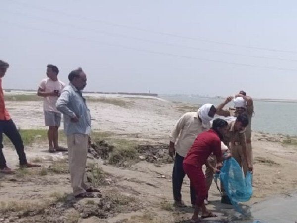Three dead bodies found while landing in Ganga in Varanasi