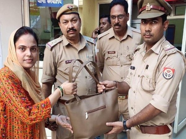 Varanasi Police won the heart of a woman with her work