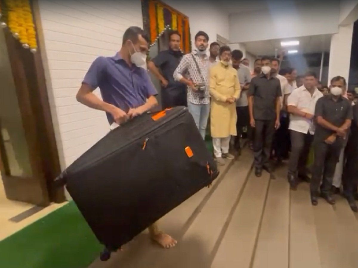 महाराष्ट्र: उद्धव ठाकरे ने छोड़ा मुख्यमंत्री आवास, परिवार समेत मातोश्री में रहने पहुंचे