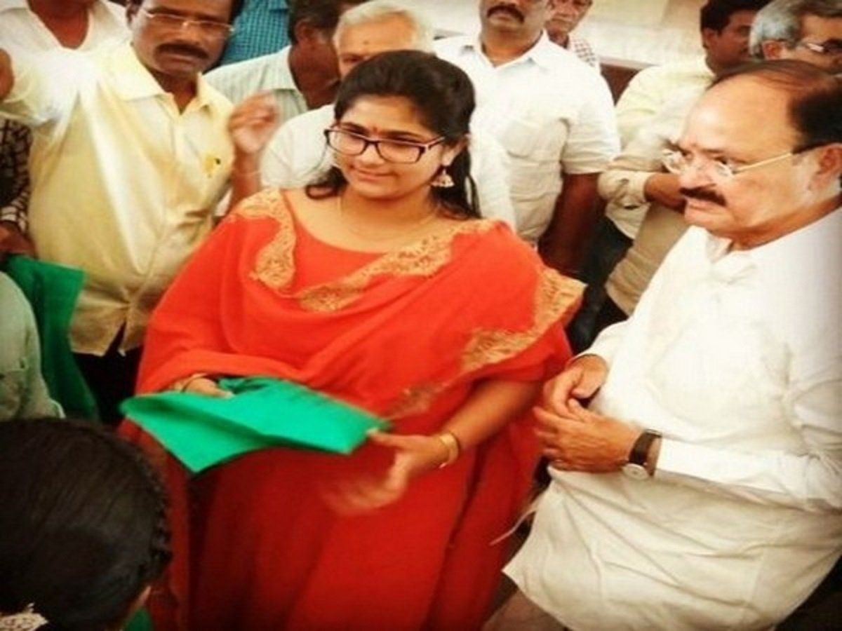 उपराष्ट्रपति की पोती ने पेश की मिसाल, शादी के खर्च में कटौती कर गरीब बच्चों के लिए दान किए 50 लाख