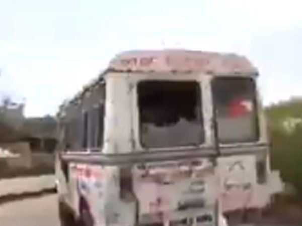 उफ्फ! मध्यप्रदेश के विदिशा में कोरोना संक्रमित लाश की बेकद्री, गिरा दी सड़क पर-Shocking Video