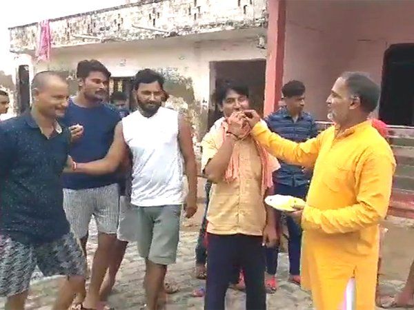 Vikas Dubey Terror : खत्म हुआ विकास दुबे का आतंक, गांववालों ने मिठाई बांटकर मनाया जश्न
