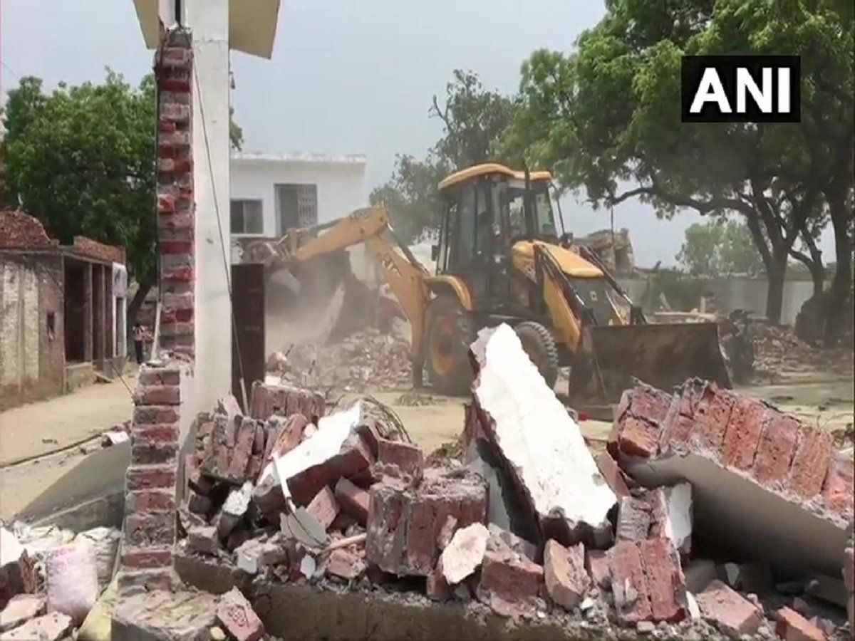 विकास दुबे ने असलहों को घरों की दीवारों में चिनवा रखा था, कानपुर पुलिस ने दी चौंकाने वाली जानकारी