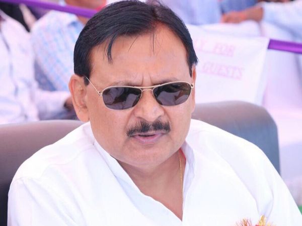 Hari Shankar Tiwari Son Vinay Shankar Tiwari expelled from BSP Likely to Join SP 