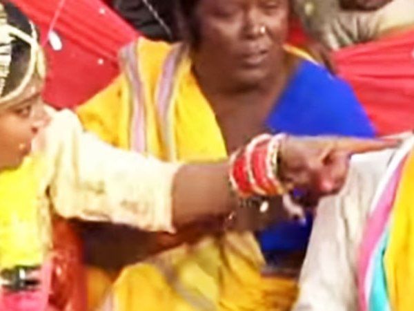 Viral Video A angry Bride Slaps Groom For Chewing Tobacco During Their Wedding Ceremony