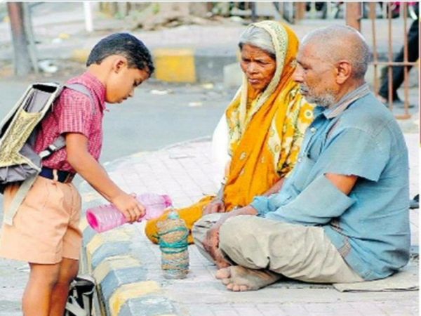  Viral Photo School Boy Offer water to old couple heart winning photo goes viral