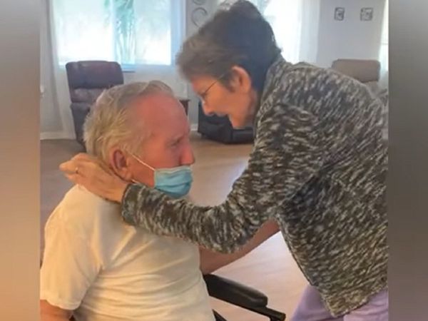 कोरोना के कारण 7 महीने बाद मिले ये बुजुर्ग दंपत्ति, एक दूसरे के गले लगकर खूब रोए [Video]