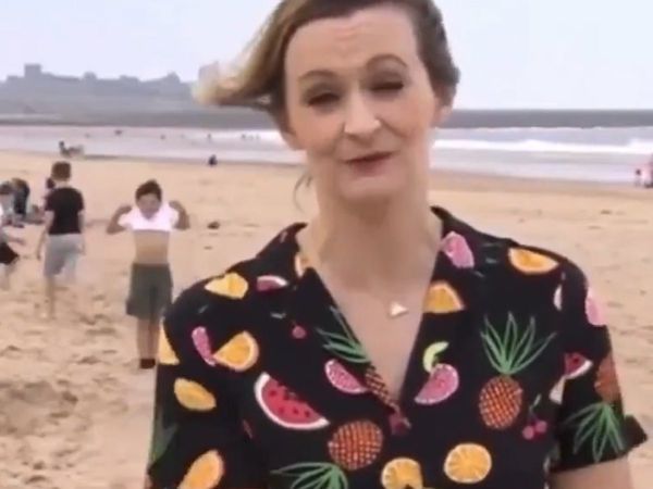 लाइव रिपोर्टिंग कर रही थी टीवी प्रजेंटर तभी शर्ट उठाकर डांस करने लगा बच्‍चा [Video]