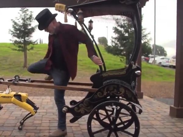 क्‍या आपने रोबोट को रिक्‍शा चलाते देखा है? वीडियो देख IAS अफसर भी हुईं हैरान