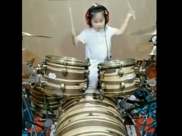 5 साल की मासूम को ड्रम बजाता देख इंटरनेट यूजर्स हुए हैरान, वीडियो वायरल
