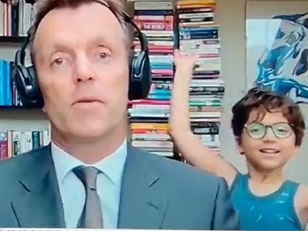 Viral Video: एंकरिंग कर रहा था एंकर, तभी सामने आ गया बच्‍चा, हरकत देख छूट जाएगी हंसी