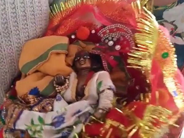 [Viral Video] नहाते वक्‍त टूटा 'लड्डू गोपाल' का हाथ, रोते-बिलखते अस्‍पताल पहुंचे पुजारी, की ऐसी गुजारिश कि डॉक्‍टर भी हो गए हैरान