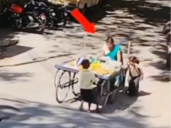 Viral Video Two Little Child Help Fruit Seller Woman Heart Winning Video Goes Viral