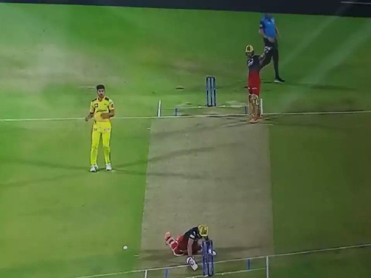 RCB vs CSK: मुकेश चौधरी ने थ्रो फेंका तो विराट कोहली के शरीर पर लगी गेंद, वीडियो में देखें फिर क्या हुआ