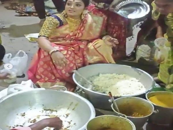 woman distributes leftover food from brothers wedding Heart Touching Photo Goes Viral