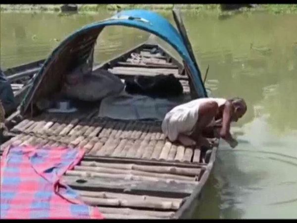 कोरोना का खौफ, गांववालों ने घुसने नहीं दिया तो बुजुर्ग ने नदी में बना लिया ठिकाना