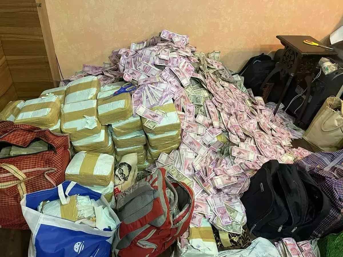West Bengal SSC Scam: ईडी की बड़ी कार्रवाई, टीएमसी के पार्थ चटर्जी समेत कई लोगों के यहां छापेमारी; 20 करोड़ रुपए मिले