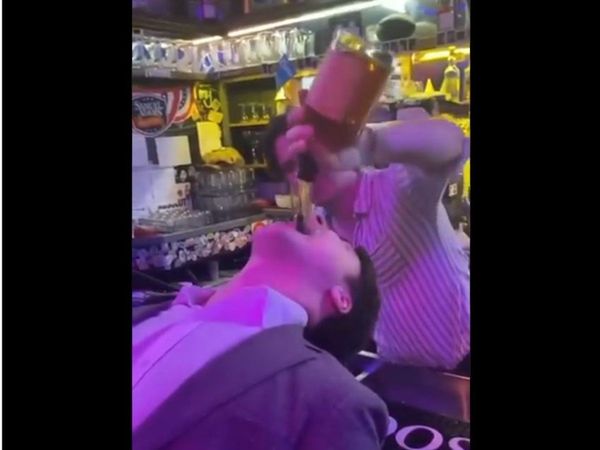 Man Drink Liquor in unique style then what happened watch funny viral video in hindi