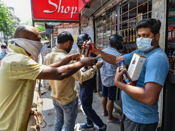 Liquoe sale in Delhi : wine goes cheaper in national capital