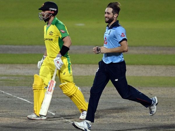 chris woakes dismissed aaron finch