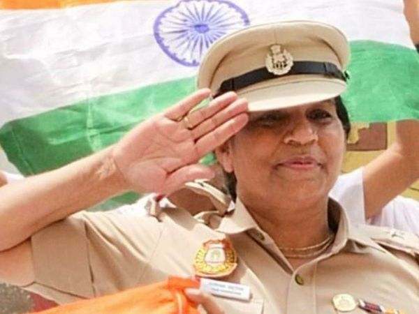 Delhi : female sub-inspector show courage clashes robbers then got arrested