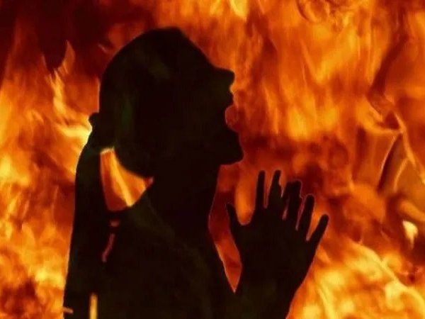 woman attemps to self immolate 