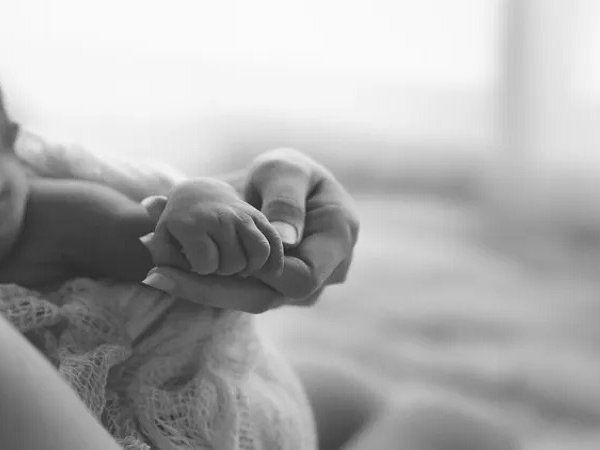 woman tries to sell 10 day old daughter