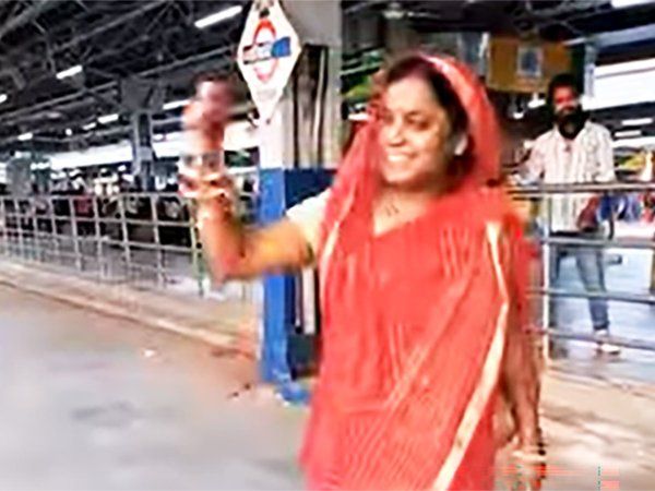 Woman Dance At Railway Station on Govinda's Song