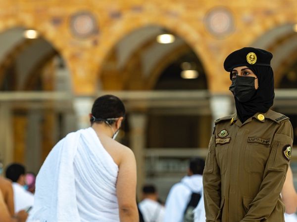 Saudi Arab : first time women stand guard in Mecca during haj