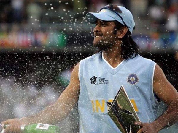 ms dhoni with world t20 trophy