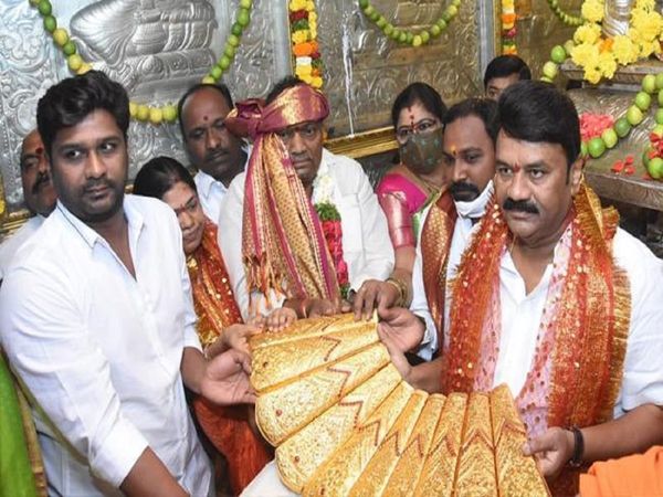 KCR Birthday: देवी येलम्मा तल्ली को केसीआर के मंत्री ने चढ़ाई 2.5 किलो गोल्ड वाली साड़ी, खास मौका खास तोहफा