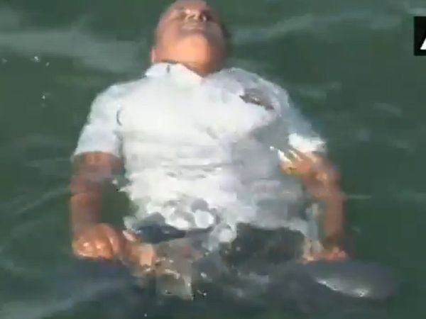 [Video] कभी देखा है समुद्र में 'योगासान'? लोगों को हैरान कर रहा ये वीडियो