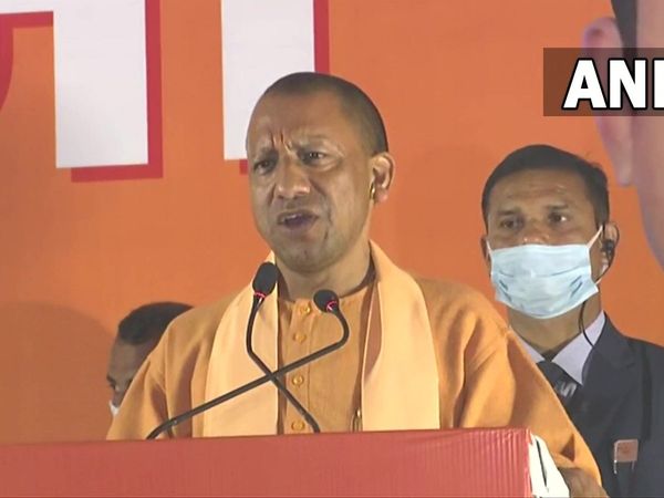 अहमदाबाद सीरियल ब्लास्ट के आतंकी का पिता कर रहा सपा का प्रचार : सीएम योगी