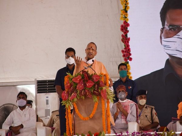Yogi Adityanath: बलरामपुर में 'मिशन शक्ति' का श्रीगणेश, 'बेटियों पर बुरी नजर डाली तो दुर्गति तय'