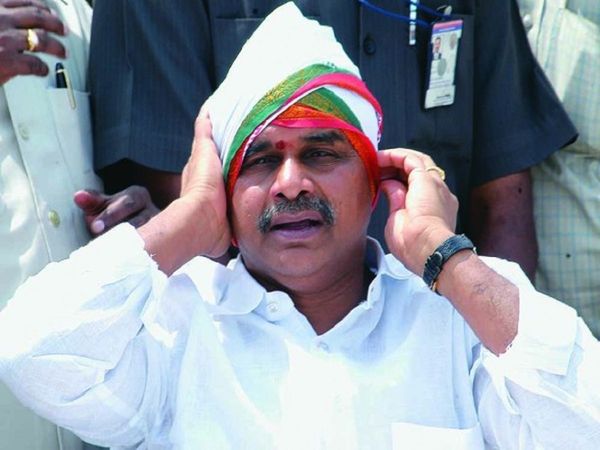 Dead body of former Andhra Chief Minister YSR Reddy, who was killed in a helicopter crash, found
