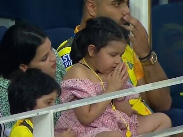 IPL 2021 CSK Vs DC Ziva Dhoni Played for csk photo goes viral on social media